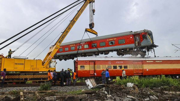 बागमती एक्सप्रेस चेन्नई के पास मालगाड़ी से क्यों टकराई? अधिकारियों ने बताई इसके पीछे की वजह