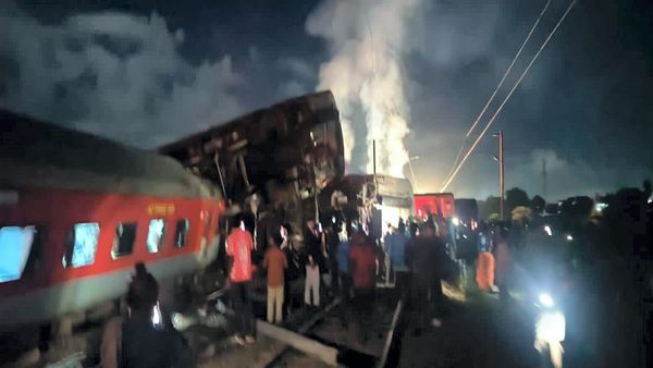 Bagmati Train Accident: एकसाथ 13 बोगियां डिरेल, पार्सल वैन में आग, क्या थी स्पीड, कितनी जोरदार टक्कर?