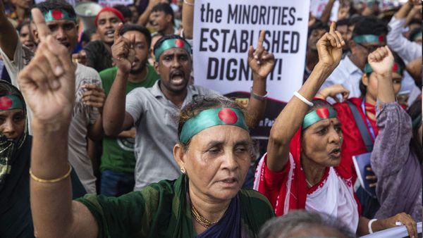 'नौकरी से इस्तीफा देने के लिए..., लव ट्रैप के फर्जी पोस्टर', बांग्लादेश में हिंदुओं पर बढ़े अत्याचार