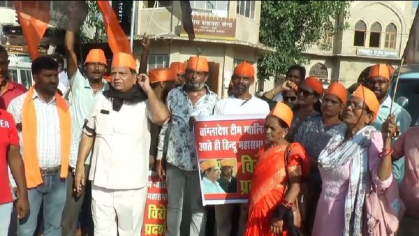 'रद्द हो भारत-बांग्लादेश T20 मैच, ग्वालियर में हिंदू महासभा का विरोध प्रदर्शन; स्टेडियम की पिच खोदने का प्रयास