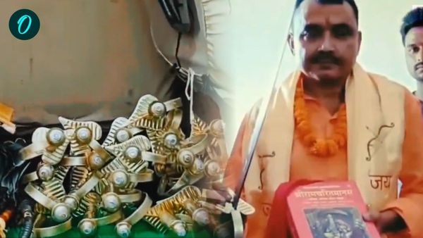 'धर्म की रक्षा के लिए शस्त्र और शास्त्र दोनों जरूरी', सीतामढ़ी विधायक पूजा पंडालों में बांट रहे रामायण-तलवार