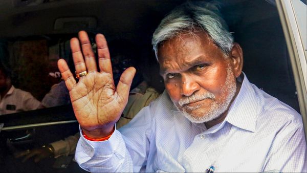 Jharkhand News: कैसी है चम्पाई सोरेन की तबीयत? PM मोदी ने फोन कर पूछा हालचाल