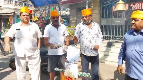 भगवान शिव पर आपत्तिजनक टिप्पणी करने पर हिंदू महासभा ने कांग्रेस विधायक का पुतला फूंका; जूते चप्पल से भी पीटा