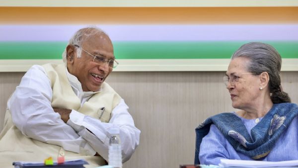 Jharkhand Chunva 2024: कांग्रेस के 40 स्टार प्रचारकों की सूची जारी, खरगे-सोनिया समेत ये दिग्गज नेता शामिल