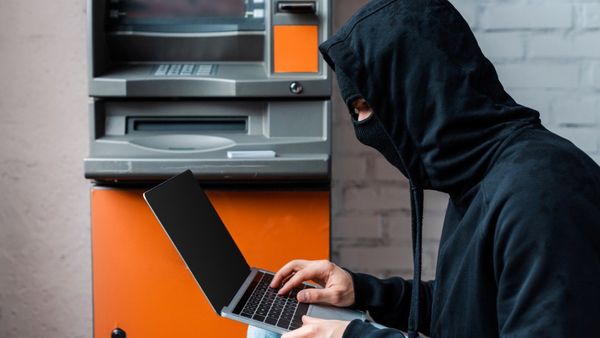 OI Exclusive: Cybercrime के नए तरीके इजाद कर रहे अपराधी, लोन और फर्जी कॉल से लगा रहे करोड़ों का चूना