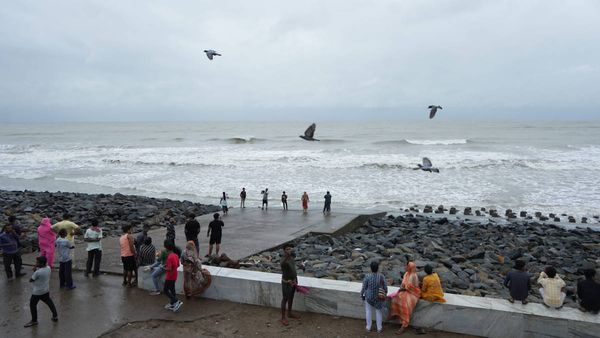 Cyclone Dana: कमजोर हो रहा चक्रवाती तूफान 'दाना', ओडिशा तट पर टला खतरा, बंगाल में भारी बारिश