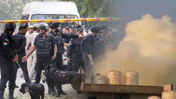 Delhi Rohini Blast Case: 'धमाके से भूकंप जैसा झटका, रसायन जैसी गंध...धुएं का गुबार', लोगों में दहशत