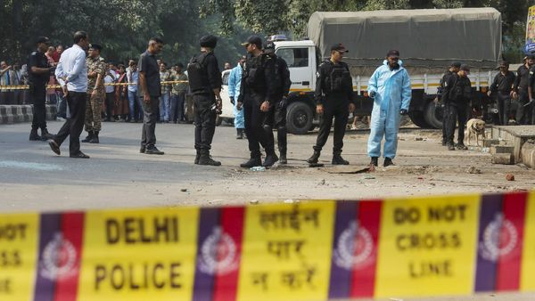 Delhi Rohini Blast: ब्लास्ट के बाद दिल्ली में ​​हाई अलर्ट! हवाई अड्डे और रेलवे स्टेशनों पर फोर्स तैनात