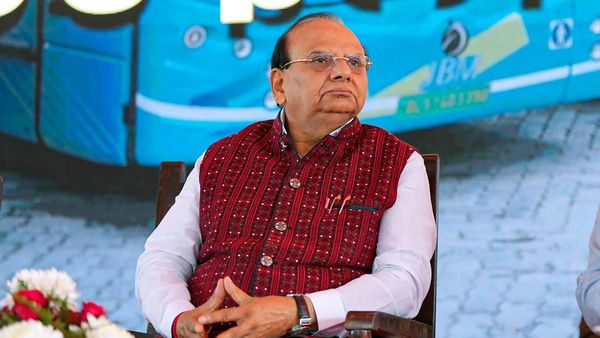 दिल्ली महिला आयोग के सभी संविदा कर्मचारी बर्खास्त, LG वीके सक्सेना का बड़ा एक्शन