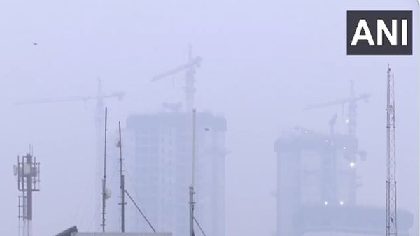 'सांस लेने में दम घुट रहा', दिल्ली में प्रदूषण का स्तर खतरानक, AQI 400 के पार