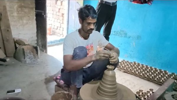 दीपावली पर आधुनिकता ने ओढ़ी चादर, चाइनीज दीयों में खो गई मुस्कान; त्यौहार में कुंहारों का छलका दर्द