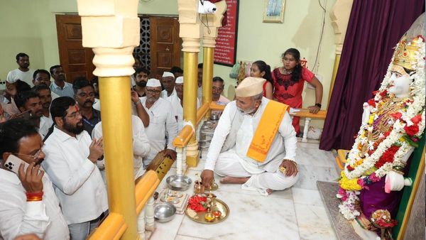 मां कामाख्या देवी की शरण में गुवाहाटी पहुंचे सीएम एकनाथ शिंदे, किए दर्शन और पूजा, जताया जीत का भरोसा