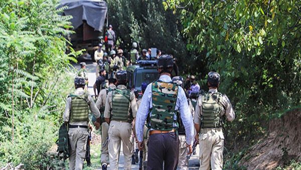 बारामूला में सेना और आतंकियों के बीच मुठभेड़ जारी, आर्मी ने जारी किया बयान