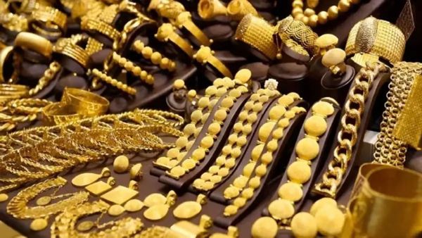 Dhanteras 2024: सोने के चढ़े दाम लेकिन ज्वैलरी खरीदने की मची होड़, गुलजार हैं बाजार 