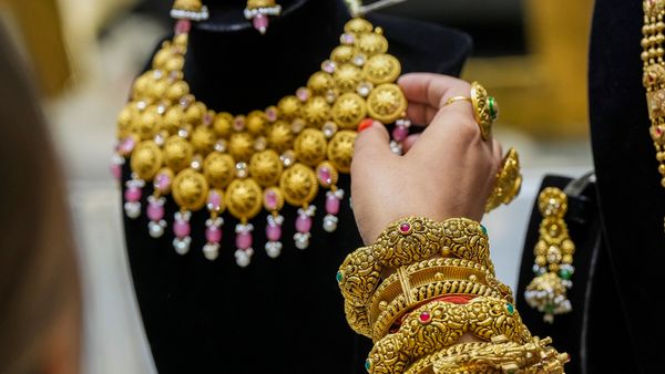 Gold-Silver Rate: त्योहारी सीजन में सोने-चांदी पर आया लोगों का दिल, जानिए आज का भाव