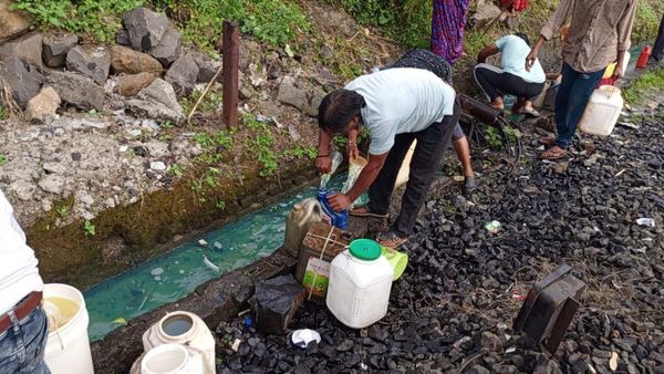 नालियों में बहने लगा डीजल, लोग बाल्टियों में भरकर घर ले गए; ट्रेन के पटरी से उतरने से हजारों टन ईंधन बह गया
