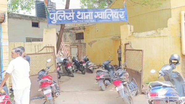 घर से निकलते ही लड़की को दिखीं दीवारों में अपनी तस्वीरें, बॉयफ्रेंड की डिमांड पूरी नहीं होने पर कि यह करतूत