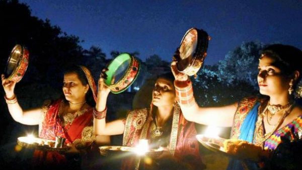 Karwa Chauth 2024 Gifts: करवाचौथ पर अपनी पत्नी को दें ये खास गिफ्ट, बढ़ेगा प्यार और मिलेगा सम्मान