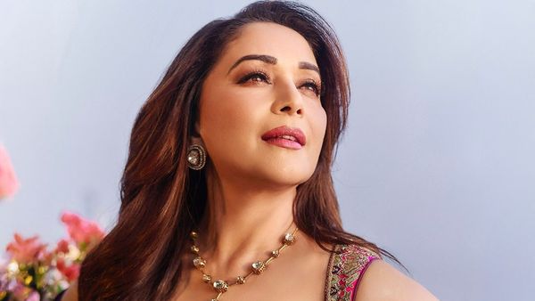 दिवाली पर हुए इस हादसे को याद कर आज भी पटाखों से डरती हैं माधुरी दीक्षित, एक्ट्रेस को मुंडवाना पड़ा था सिर