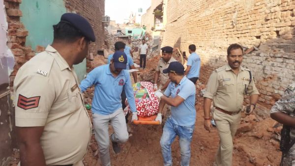 Morena News: पटाखा फैक्ट्री में भीषण विस्फोट से दहल उठा मुरैना, 20 घंटे के रेस्क्यू के बाद मिले मां-बेटे के शव