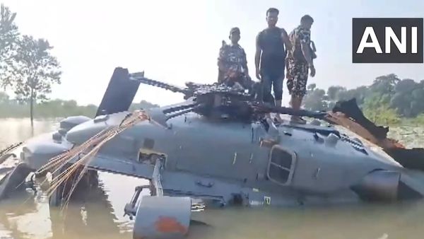 Bihar: वायुसेना के हेलिकॉप्टर का टूटा ब्लेड तो पानी में करानी पड़ी 'लैंडिंग'