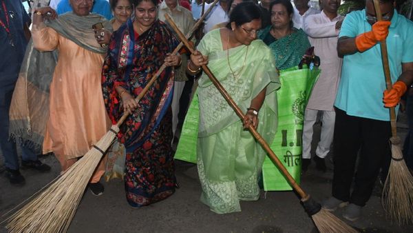 Indore News: हाथ में झाड़ू थाम सड़क साफ करती दिखी केंद्रीय राज्यमंत्री सावित्री ठाकुर, दिया ये खास संदेश