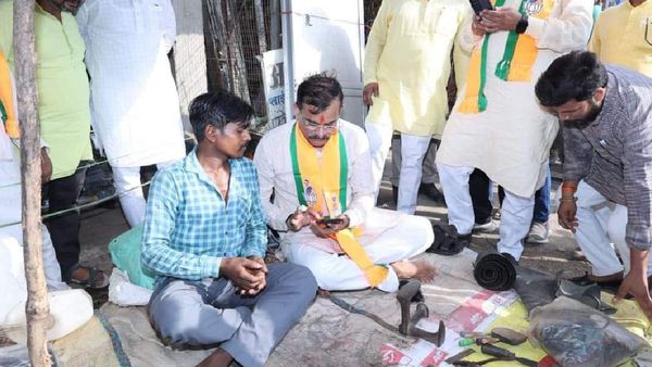 MP: बूट पॉलिश की दुकान पर वीडी शर्मा, अपने हाथ से भरा फॉर्म, मोची को बनाया BJP मेंबर