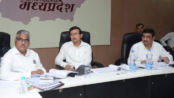 Ujjain News: लोन बांटने में हुई गड़बड़ी तो मिलेगी सख्त सजा, कलेक्टर ने दिया अल्टीमेटम