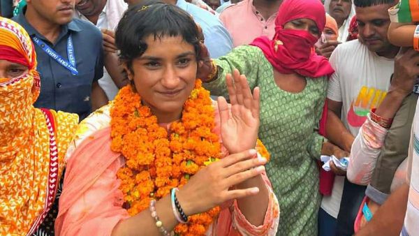 'यह हर महिला की लड़ाई, जो संघर्ष चुनती है...', जुलाना से जीत के बाद भावुक हुई विनेश फोगाट