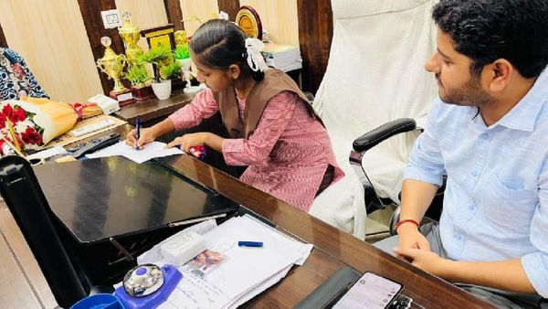 UP Sitapur:सीतापुर की सोनिया ने संभाला एक दिन के बीएसए का कार्यभार, निभाई जिम्मेदारी