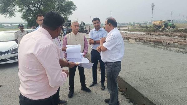 Indore News: कमिश्नर का एक्शन अंदाज, इस सड़क का निरीक्षण कर जाने हाल