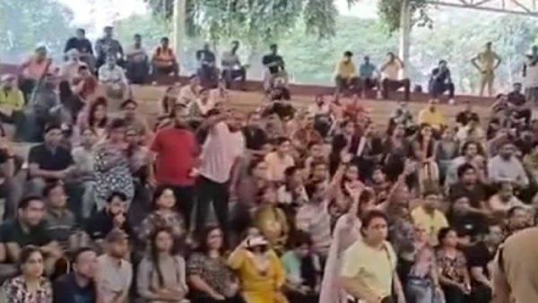 नोएडा के कैंब्रिज स्कूल में साढ़े तीन साल की बच्ची के साथ ऐसा क्या हुआ जो भड़क गए अभिभावक और कर दिया हंगामा
