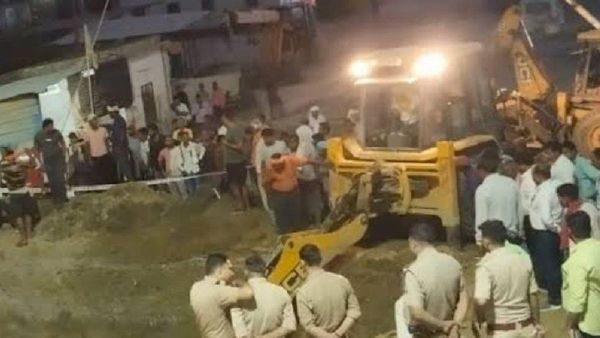Unnao News: उन्नाव में खुदाई के दौरान मिट्टी धंसने से दो की मौत, एक की हालत गंभीर