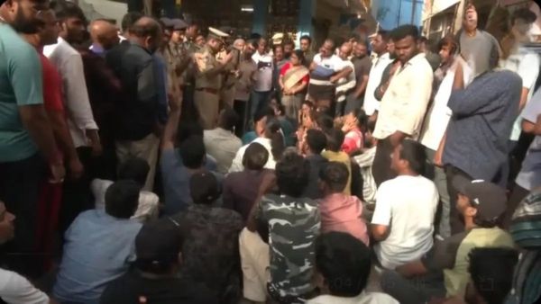 Hyderabad: मुथ्यलम्मा मंदिर में प्रदर्शनकारियों पर पुलिस ने भांजी लाठियां, इसलिए कर रहे थे विरोध