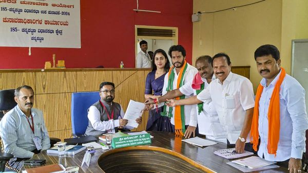 कुमारस्वामी के बेटे निखिल ने उपचुनाव के लिए दाखिल किया नामांकन, योगेश्वर से होगा कड़ा मुकाबला