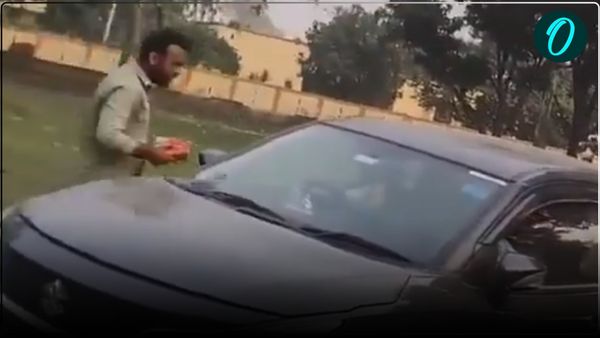 लेखपाल ने रिश्वत में मांगी '4 कैन बीयर', युवक ने डिमांड पूरी की  और बना लिया Video