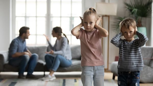 बच्चों के सामने झगड़ते हैं माता-पिता, तो भूलकर भी ना करें ये गलती, बच्चों पर होता है गहरा असर