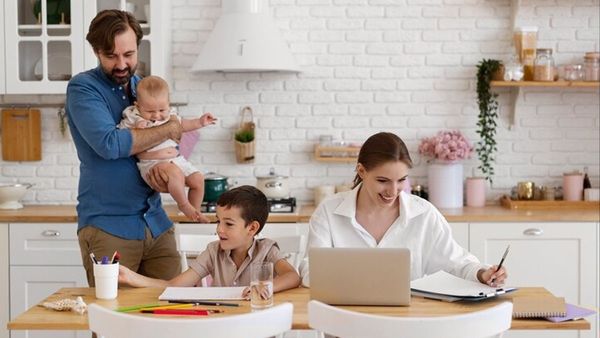 वर्किंग पेरेंट्स के पास नहीं है बच्चों के लिए वक्त, परवरिश पर पड़ने लगा असर, फॉलो करें ये 5 टिप्स