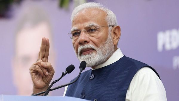 PM-JAY: वरिष्ठ नागरिकों को मिला दिवाली का तोहफा, PM मोदी ने लांच की आयुष्मान भारत स्वास्थ्य बीमा योजना