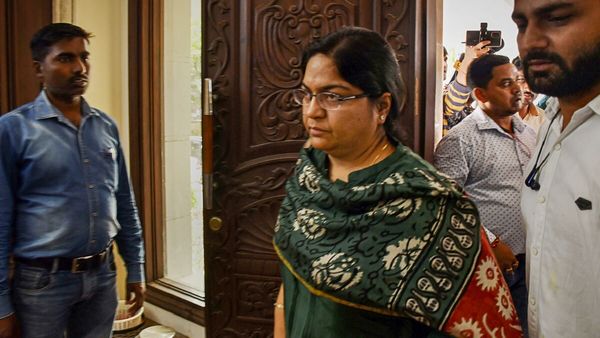 Jharkhand News: कौन हैं पूर्व IAS पूजा सिंघल, जिनकी जमानत याचिका पर हाई कोर्ट ने ED से मांगा जवाब