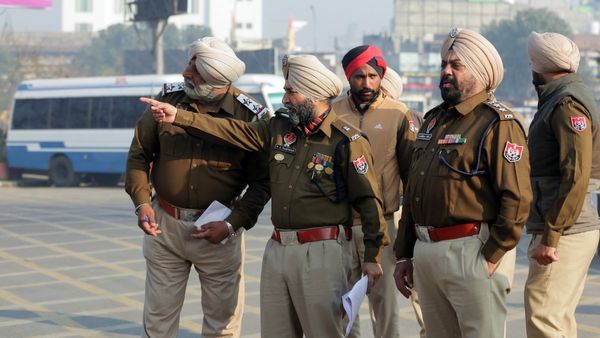 Punjab: पंचायत चुनाव से पहले SAD-AAP कार्यकर्ताओं में झड़प, सीने में गोली लगने से आप नेता घायल