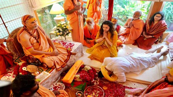 राघव चड्डा के घर पहुंचे शंकराचार्य श्री अविमुक्तेश्वरानंद सरस्वती, झोली फैला लिया आशीर्वाद