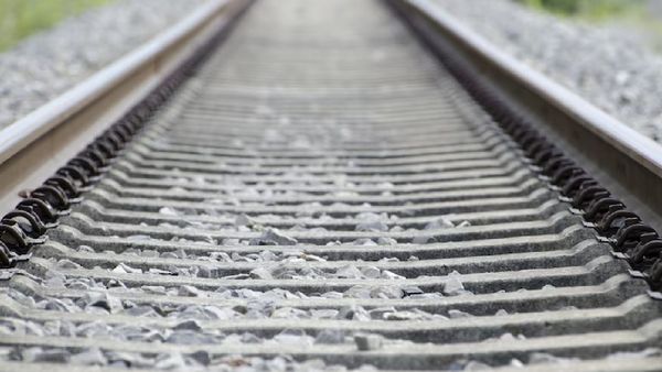 कर्नाटक के मंगलुरु में ट्रेन के डिब्बों को पटरी से उतारे की साजिश! ट्रैक पर मिली बजरी और पत्थर