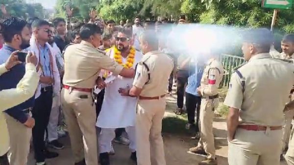 Satna News: फूल-मालाओं से लदे स्टेडियम पहुंचे नेताजी, उद्घाटन से पहले हाथ-पैर पकड़कर जेल ले गए पुलिसकर्मी