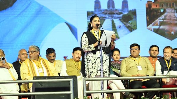 Shruti Choudhry Minister: हरियााणा के तोशाम में भाई को हराकर श्रुति चाैधरी बनीं मंत्री, अंग्रेजी में ली शपथ