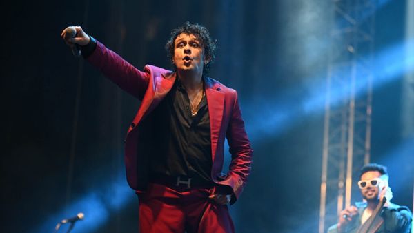 स्टेज पर गा रहे थे सोनू निगम, नशे में धुत्त पहुंचा शख्स करने लगा बदसलूकी, फिर भी गाते रहे सिंगर