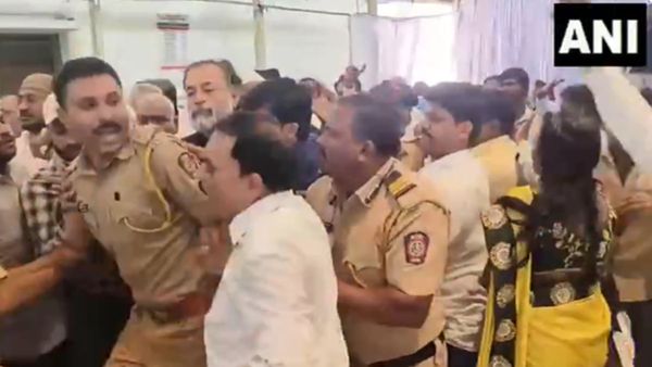 Maharashtra: महाराष्ट्र में योगेन्द्र यादव पर हमला, गुस्साए लोग हाथापाई पर उतरे, उठाईं कुर्सियां