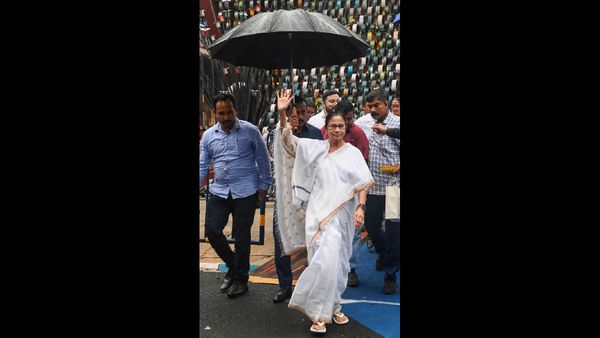 पश्चिम बंगाल के जूनियर डॉक्टर मरीजों की चिंताओं के बीच हड़ताल के भविष्य पर विचार कर रहे हैं