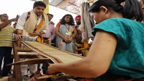 MP News: बुनकरों और कलाकारों से केंद्रीय मंत्री ज्योतिरादित्य सिंधिया ने की विशेष मुलाकात, घूम कर देखें उत्पाद