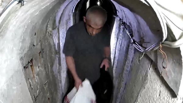 Yahya Sinwar Tunnel Video: इजराइल पर हमले से पहले सुरंग में छिपा था सिनवार, पत्नी बच्चों संग बचाए थे ऐसे प्राण